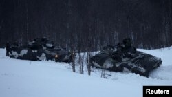 Oklopna vozila švedske vojske i pešadija tokom združene vojne vežbe "Hladni odgovor 2022" koja je okupila oko 30.000 vojnika iz zemalja članica NATO plus Švedsku i Finsku, tokom invazije Rusije na Ukrajinu, u Setermoendu, na Severnom polu.