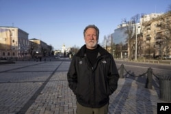 ប្រធាន​ប្រតិបត្តិរបស់​ទីភ្នាក់ងារ​កម្មវិធី​ស្បៀង​អាហារ​ពិភពលោក WFP លោក David Beasley នៅ​ទី​ក្រុង​កៀវ កាល​ពី​ថ្ងៃ​ទី​១៤ ខែ​មេសា ឆ្នាំ​២០២២។