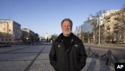 David Beasley, director ejecutivo del Programa Mundial de Alimentos de la ONU, habla durante una entrevista con The Associated Press en Kiev, Ucrania, el jueves 14 de abril de 2022.