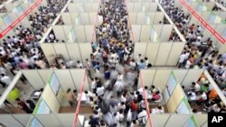 資料照：2010年7月13日在中國海口市舉辦的就業招聘會。會場擠得水洩不通。