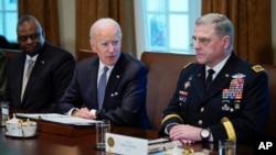 ប្រធានាធិបតី​សហរដ្ឋ​អាមេរិក​លោក ​Joe Biden ជួប​​ជាមួយ​រដ្ឋមន្ត្រី​ការពារ​ជាតិ​លោក Lloyd Austin (ឆ្វេង) និង​នាយ​អគ្គសេនាធិការ​ចម្រុះ​ឧត្តមសេនីយ៍ Mark Milley (ស្តាំ) និង​ថ្នាក់ដឹកនាំ​ផ្សេង​ទៀត កាល​ពី​ថ្ងៃ​ទី​២០​ ខែ​មេសា ឆ្នាំ​២០២២។