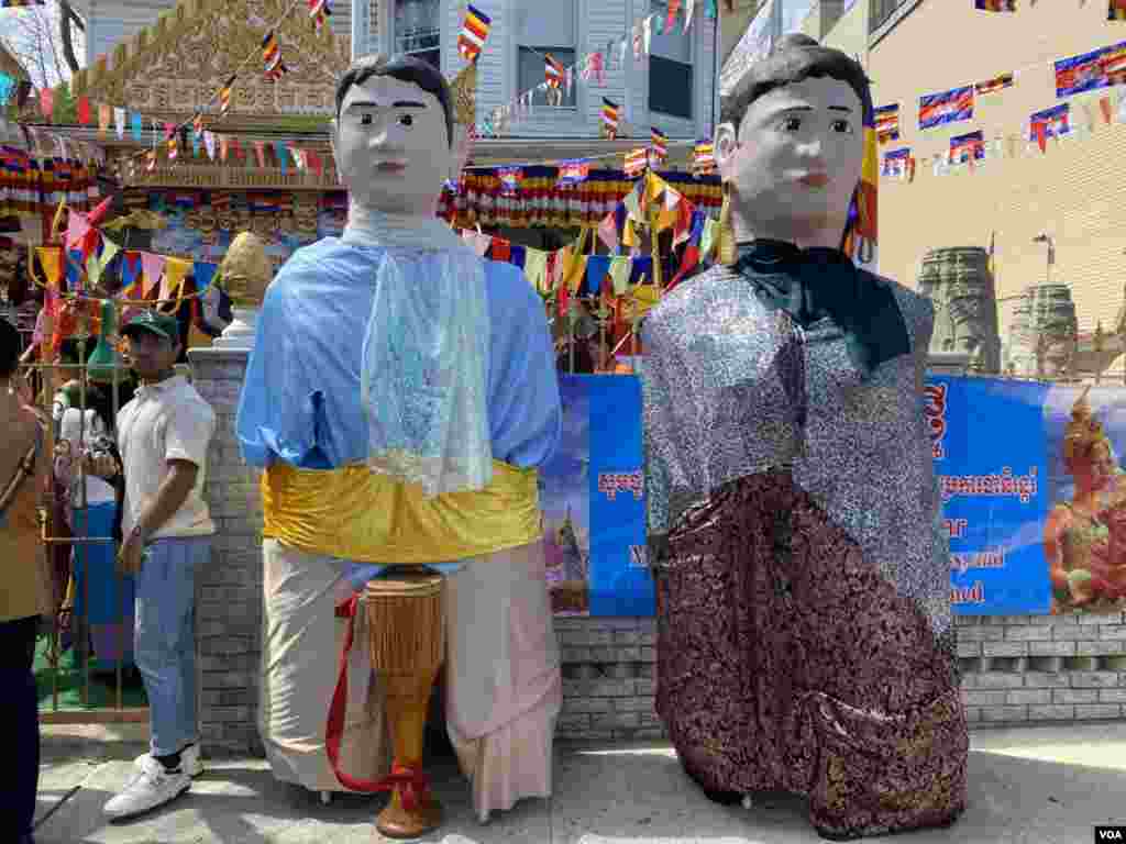 សហគមន៍​ខ្មែរ​អាមេរិកាំង​ប្រារព្ធ​ពិធី​បុណ្យ​ចូល​ឆ្នាំ​ខ្មែរ​ប្រពៃណី​ជាតិ នៅ​វត្តសាមគ្គីធម្មិការាម ក្នុង​សង្កាត់ Brooklyn ទីក្រុងញូវយ៉ក សហរដ្ឋ​អាមេរិក នៅថ្ងៃសៅរ៍ ទី១៦ ខែមេសា ឆ្នាំ ២០២២។ (ប៉ូច រាសី/វីអូអេ)