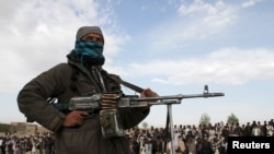 Afisaa wa Taliban wakati wa mauaji ya hadharani ya awali nchini Afghanistan