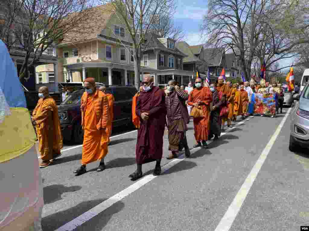 សហគមន៍​ខ្មែរ​អាមេរិកាំសហគមន៍​ខ្មែរ​អាមេរិកាំង​ប្រារព្ធ​ពិធី​បុណ្យ​ចូល​ឆ្នាំ​ខ្មែរ​ប្រពៃណី​ជាតិ នៅ​វត្តសាមគ្គីធម្មិការាម ក្នុង​សង្កាត់ Brooklyn ទីក្រុងញូវយ៉ក សហរដ្ឋ​អាមេរិក នៅថ្ងៃសៅរ៍ ទី១៦ ខែមេសា ឆ្នាំ ២០២២។ (ប៉ូច រាសី/វីអូអេ)