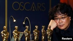 ផលិតករភាពយន្ត Parasite បង្ហាញពានរង្វាន់អូស្ការបស់លោកអំឡុងពេលប្រគល់ពានរង្វាន់ភាពយន្ត Academy Awards លើកទី៩២ នៅក្រុង Los Angeles រដ្ឋ California កាលពីថ្ងៃទី០៩ ខែកុម្ភៈ ឆ្នាំ២០១៩។ 