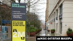 Señales recuerdan al público que se quede en casa, use máscaras faciales y practique las medidas adecuadas de distanciamiento social se ven el 20 de enero de 2021 en King's y sus alrededores, en el Reino Unido.