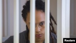 Ngôi sao bóng rổ Mỹ Brittney Griner khi ra tòa ở Nga.