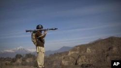 A Pakistani soldier holds a rocket launcher while securing a road in Khar, the main town in Bajaur Agency, located in Pakistan's Federally Administered Tribal Areas along the Afghanistan border. (file photo)