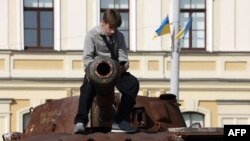 В Україні відзначають День захисників і захисниць України. Фото з Михайлівської площі в Києві, 1 жовтня 2024 року. Фото Анатолія СТЕПАНОВА / AFP