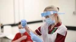 Medicinska sestra priprema vakcinu za Kovid-19. Džoana Sloan je prva žena u Severnoj Irskoj koja je primila Fajzerovu i Bajontekovu vakcinu u bolnici Rojal Viktorija u Belfastu, 8. decembra 2020.