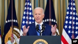 El presidente Joe Biden habla en el Comedor de Estado de la Casa Blanca en Washington, el 9 de noviembre de 2022.