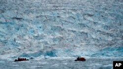 Dos grupos de exploradores científicos inspeccionan un glacial en Groenlandia el 7 de septiembre de 2023.