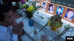 រូបឯកសារ៖ បុរសម្នាក់​អុជធូប​ប្រារព្ធ​ពិធី​បង្សុកូល​នៅស្តូប​អ្នក​បាត់បង់​ជិវិត​នៃ​ការ​វាយ​ប្រហារ​ដោយ​ការ​គប់​គ្រាប់​បែក​កាលពី​ឆ្នាំ​១៩៩៧ ​ដើម្បី​ឧទ្ទិស​កុសល​ជូន​ដល់​វិញ្ញាណកន្ធ​ដល់​ជន​រងគ្រោះ នៅ​សួនច្បារ​វត្តបុទុម​វត្តី​ រាជធានីភ្នំពេញ​ កាលពី​ថ្ងៃពុធ ទី៣០ ខែ​មីនា ឆ្នាំ២០១៦។ 