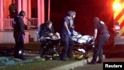 Los socorristas atienden a una víctima de un tiroteo contra tres estudiantes universitarios de ascendencia palestina en Burlington, Vermont, el 25 de noviembre de 2023.