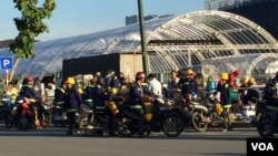 Blue-collar workers like construction workers tend to work six days a week in Vietnam. (VOA/Ha Nguyen)