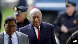 Bill Cosby arrive au palais de justice du comté de Montgomery à Norristown, en Pennsylvanie, le 20 avril 2018.