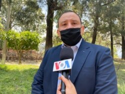 El experto en migración guatemalteco Jahir Dabroy. Foto de Eugenia Sagastume, VOA.