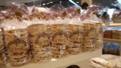 Una pila de turrones se muestran en una tienda en Barcelona, España. Foto: VOA.