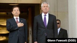 AQSh Mudofaa vaziri Chak Xeygl (o'ngda) koreyalik hamkasbi Xan Min Ku bilan Pentagonda muloqot olib bordi. 