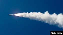 资料照：美军阿利伯克级导弹驱逐舰在实弹演习中发射一枚战斧巡航导弹（2018 年9月18日）