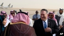 Waziri wa Mambo ya Nje Mike Pompeo, kulia mara baada ya kuwasili katika uwanja wa ndege wa kimataifa wa King Khalid, Riyadh, Jumatano, Feb. 19, 2020. (Andrew Caballero-Reynolds/Pool Photo via AP)