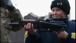 Діти по різні боки фронту грають у війну: одні проти "днрівців", інші - проти "укропів". Відео