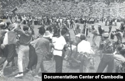 រូបថត​ផ្តល់​ដោយ​មជ្ឈមណ្ឌល​ឯកសារ​កម្ពុជា​បង្ហាញ​ពី​បាតុកម្ម​ធ្វើ​ឡើង​ដោយ​និស្សិត​នៅ​ពហុកីឡាដ្ឋាន​ជាតិ​ នៅ​ទសវត្ស​ឆ្នាំ ១៩៧០។ (Documentation Center of Cambodia Archives)