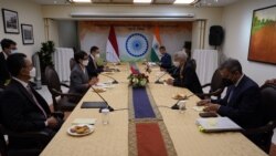 Menteri Luar Negeri Indonesia Retno Marsudi (ketiga dari kiri) berdiskusi dengan Menteri Luar Negeri India Subrahmanyam Jaishankar di sela Sidang Majelis Umum PBB yang ke-76 di New York, Amerika Serikat, pada 21 September 2021. (Foto: KEMLU RI)