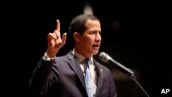 El presidente encargado de Venezuela, Juan Guaidó, niega tener vínculos con paramilitares colombianos.