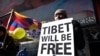 Seorang peserta aksi protes membawa poster bertuliskan "Tibet akan bebas" dalam aksi demo menentang China di Times Square, New York, pada 13 Februari 2015. (Foto: AFP)