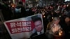 La gente sostiene velas durante una vigilia con velas contra el presidente de Corea del Sur, Yoon Suk Yeol, en Seúl, Corea del Sur, el 4 de diciembre de 2024.