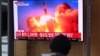 Ljudi gledaju televizijski program na kom se prikazuje severnokorejsko lansiranje rakete, 28. septembra 2021.