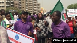 Was 'yan kungiyar kwadago a lokacin wata zanga znaga da aka yi a Abuja.