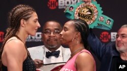 Germaniyalik bokschi Kristina Hammer va amerikalik bokschi Tori Nelson. Detroyt, 21-iyun, 2018.