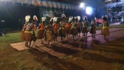 Sejumlah orang sedang menari Hau Nena