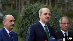 Le vice-premier ministre turc Numan Kurtulmus flanqué du ministre de l'Intérieur Efkan Ala (à droite) et celui de la Santé, Mehmet Muezzinoglu (à gauche), lors d'une conférence de presse à Ankara, le 12 janvier 2016.