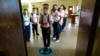 Los estudiantes esperan instrucciones para ingresar a su salón de clases el primer día de regreso a la escuela presencial desde el inicio de las restricciones por el COVID-19, en una escuela pública en Caracas,. Octubre 25, 2021.