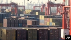 特朗普的回歸恐再掀起貿易戰，中國海關數據顯示10月出口激增，貨櫃堆放在中國天津的一個港口。 (美聯社：2023年1月16日)