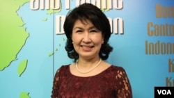 Ea-Lim Bophary, a Cambodian-American dentist, in Fairfax, Virginia, at VOA, March 10, 2017. (Photo by Hong Chenda/VOA Khmer))