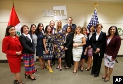 Ivanka Trump al centro de una reunión de mujeres en Lima.