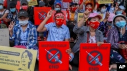 មនុស្សរាប់ពាន់នាក់បានកាន់បដានានា ខណៈចូលរួមធ្វើបាតុកម្មប្រឆាំងនឹងរដ្ឋប្រហារយោធា នៅទីក្រុងរ៉ង់ហ្គូន ប្រទេសមីយ៉ាន់ម៉ា កាលពីថ្ងៃព្រហស្បតិ៍ ទី១៨ ខែកុម្ភៈ ឆ្នាំ២០២១។