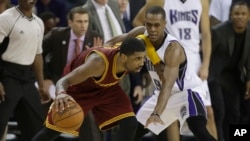 Kyrie Irving (à gauche) contre Rajon Rondo, Sacramento, Californie, le 9 mars 2016. 