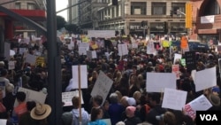 이탈리아 튜린의 팔라티네 타워 앞 잔디밭에 프랑스 출신의 거리예술가 사예(Saype)가 스프레이 페인트로 '벽을 넘어서'란 작품을 그려놓았다.