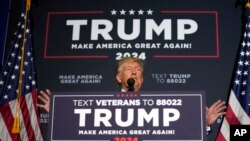 Bivši predsednik Donald Tramp na predizbornom skupu u Vindamu u Nju Hempširu, 8. avgusta 2023. (Foto: AP /Robert F. Bukaty)
