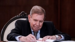 El líder opositor venezolano Edmundo González Urrutia firma el libro de visitas de la casa presidencial de Costa Rica. en San José, el 16 de enero de 2025.