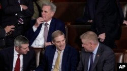 Jim Jordan, sentado en el centro, habla con el representante Warren Davidson, derecha, y un miembro del personal de la Cámara, izquierda, mientras los republicanos intentan elegir a Jordan como nuevo presidente de la Cámara de Representantes, el 17 de octubre de 2023.