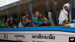 រូបឯកសារ៖ ពលករចំណាកស្រុកកម្ពុជាដែលធ្វើការនៅប្រទេសថៃ ធ្វើដំណើរតាមរថយន្តក្រុងឆ្លងព្រំដែនមកកាន់ប៉ោយប៉ែត ខេត្តបន្ទាយមានជ័យ កាលពីថ្ងៃទី១៧ ខែមិថុនា ឆ្នាំ២០១៤។