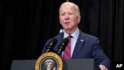 El presidente Joe Biden habla con periodistas en Nantucket, Massachusetts, el viernes 24 de noviembre de 2023, sobre los rehenes liberados por Hamás en la primera etapa de un intercambio en virtud de un acuerdo de alto el fuego de cuatro días.