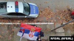 Kosovska policija ispred zgrade lokalne izborne komisije u Severnoj Mitrovici. Foto: RFE/RL