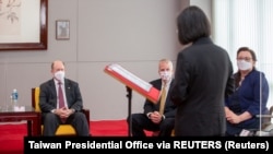 台灣總統蔡英文在台北會晤到訪的伊利諾伊州民主黨參議員塔米·達克沃斯、阿拉斯加州共和黨參議員丹·沙利文和特拉華州民主黨參議員克里斯托弗·庫恩斯。 （2021年6月6日）